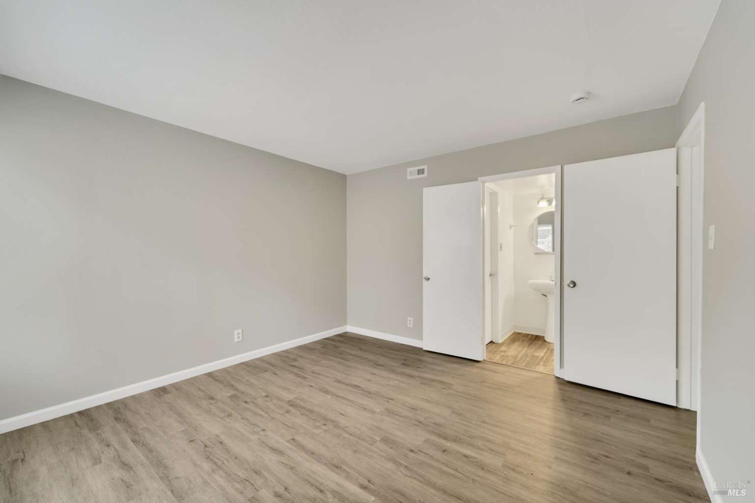 Detail Gallery Image 4 of 18 For 355 Parkview Ter #1,  Vallejo,  CA 94589 - 2 Beds | 1 Baths