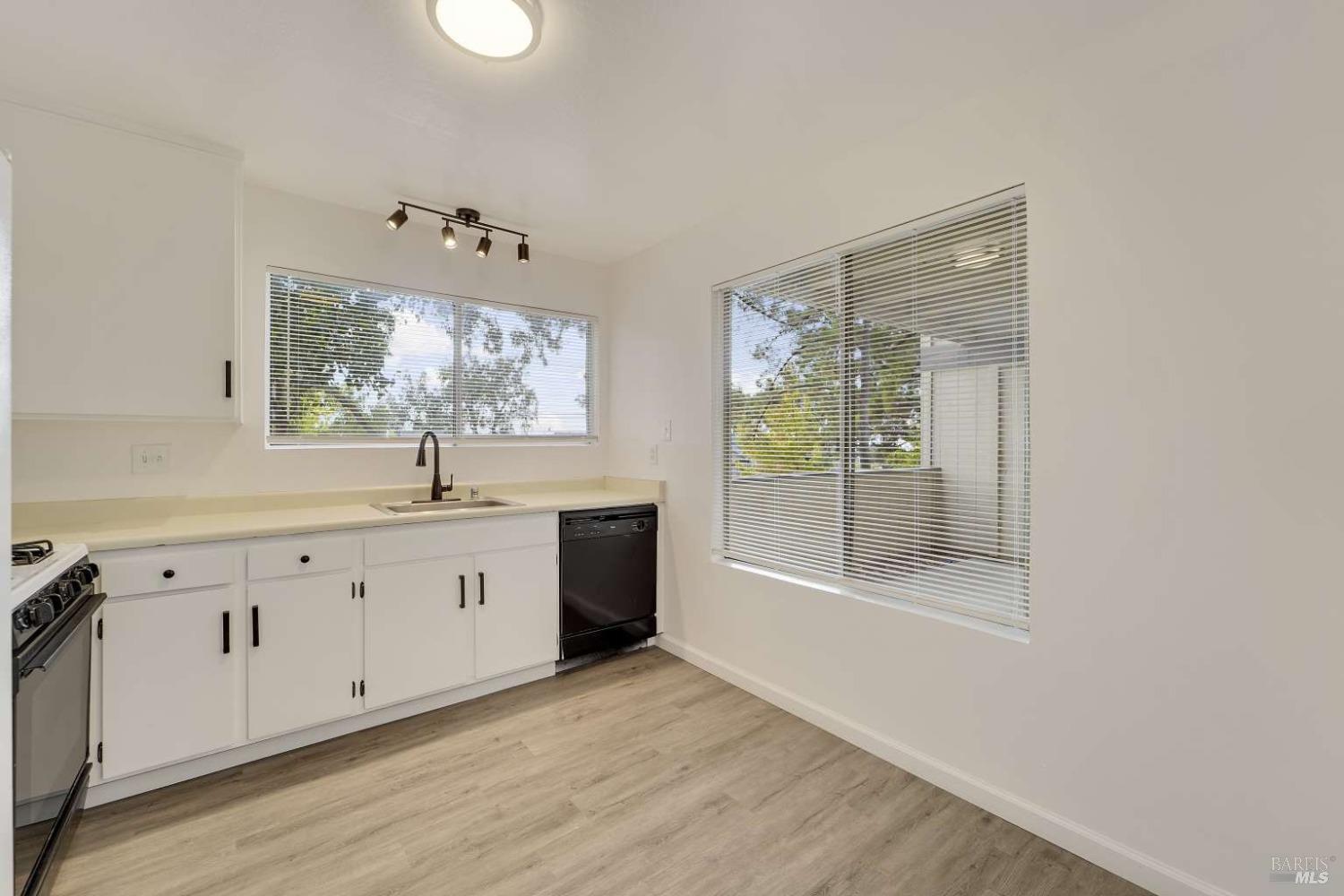 Detail Gallery Image 6 of 18 For 355 Parkview Ter #1,  Vallejo,  CA 94589 - 2 Beds | 1 Baths