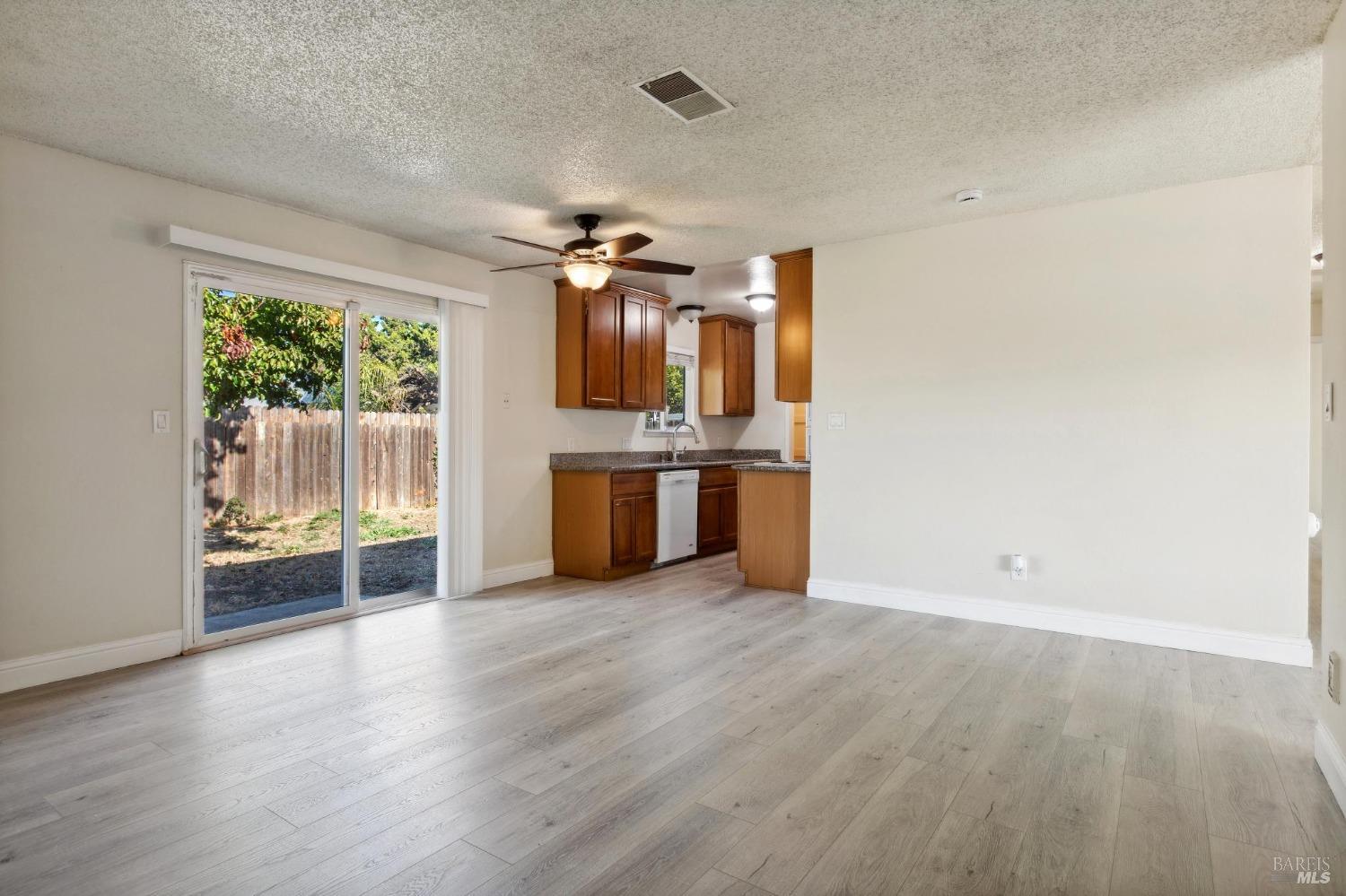 Detail Gallery Image 10 of 25 For 228 Long St, Suisun City,  CA 94585 - 3 Beds | 2 Baths