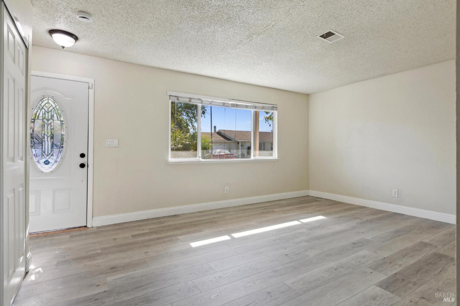 Detail Gallery Image 8 of 25 For 228 Long St, Suisun City,  CA 94585 - 3 Beds | 2 Baths