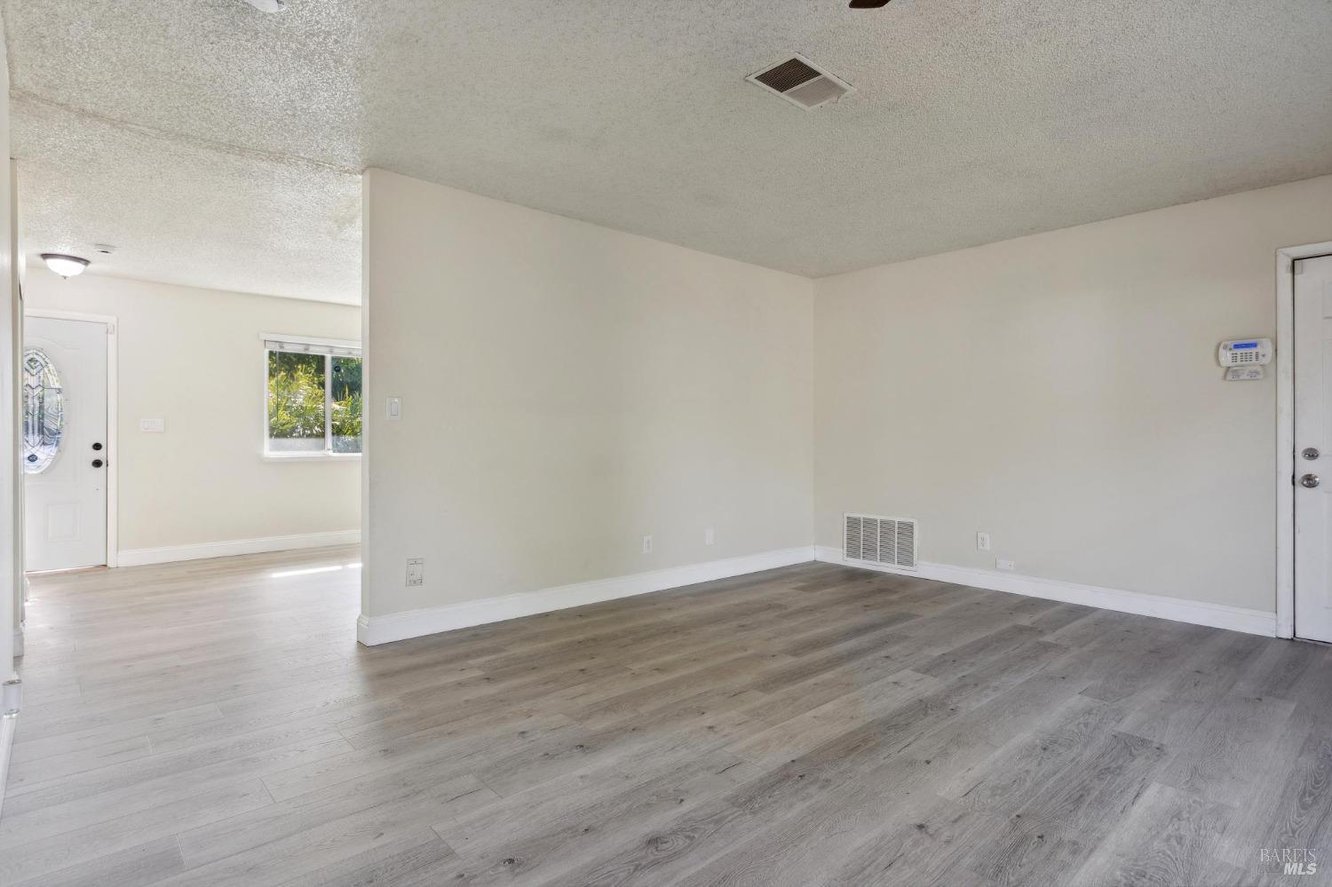 Detail Gallery Image 11 of 25 For 228 Long St, Suisun City,  CA 94585 - 3 Beds | 2 Baths