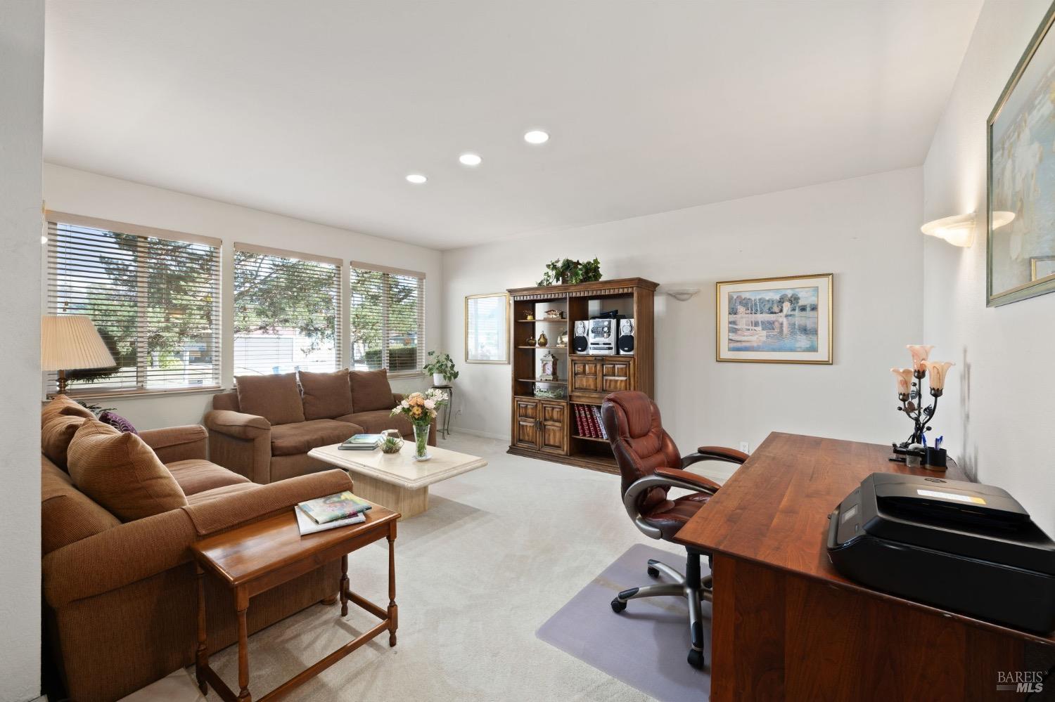 Detail Gallery Image 4 of 34 For 6061 Dolores Dr, Rohnert Park,  CA 94928 - 3 Beds | 2/1 Baths