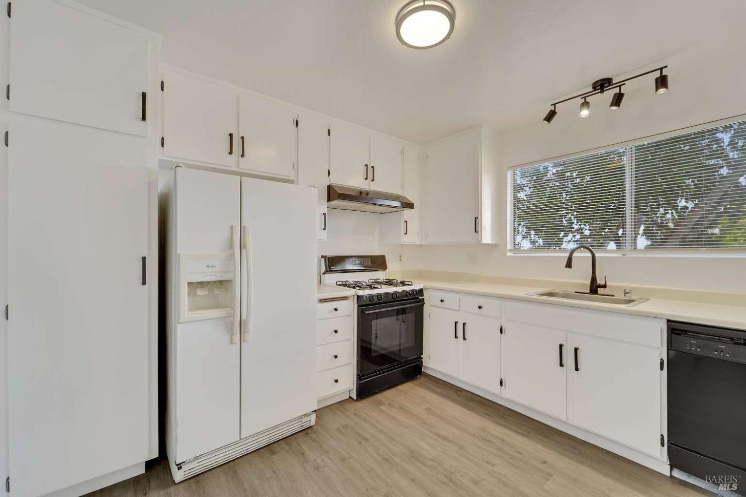 Detail Gallery Image 5 of 18 For 355 Parkview Ter #1,  Vallejo,  CA 94589 - 2 Beds | 1 Baths