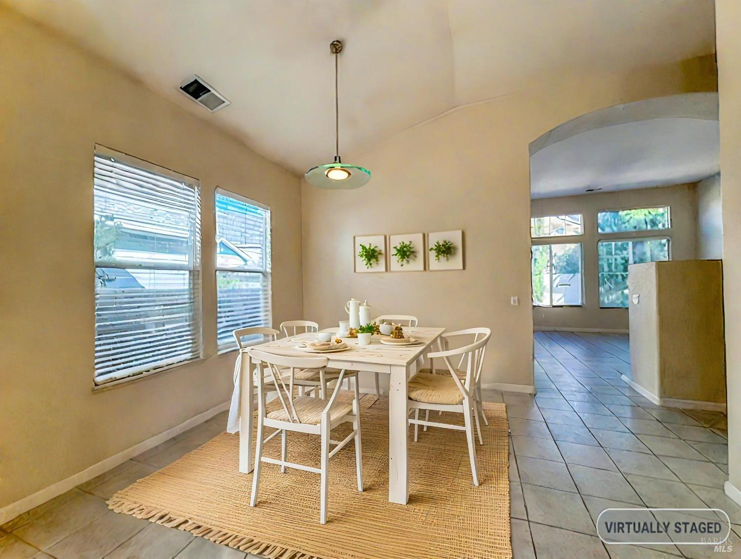 Detail Gallery Image 4 of 21 For 394 Dove Ln, Petaluma,  CA 94954 - 3 Beds | 2/1 Baths