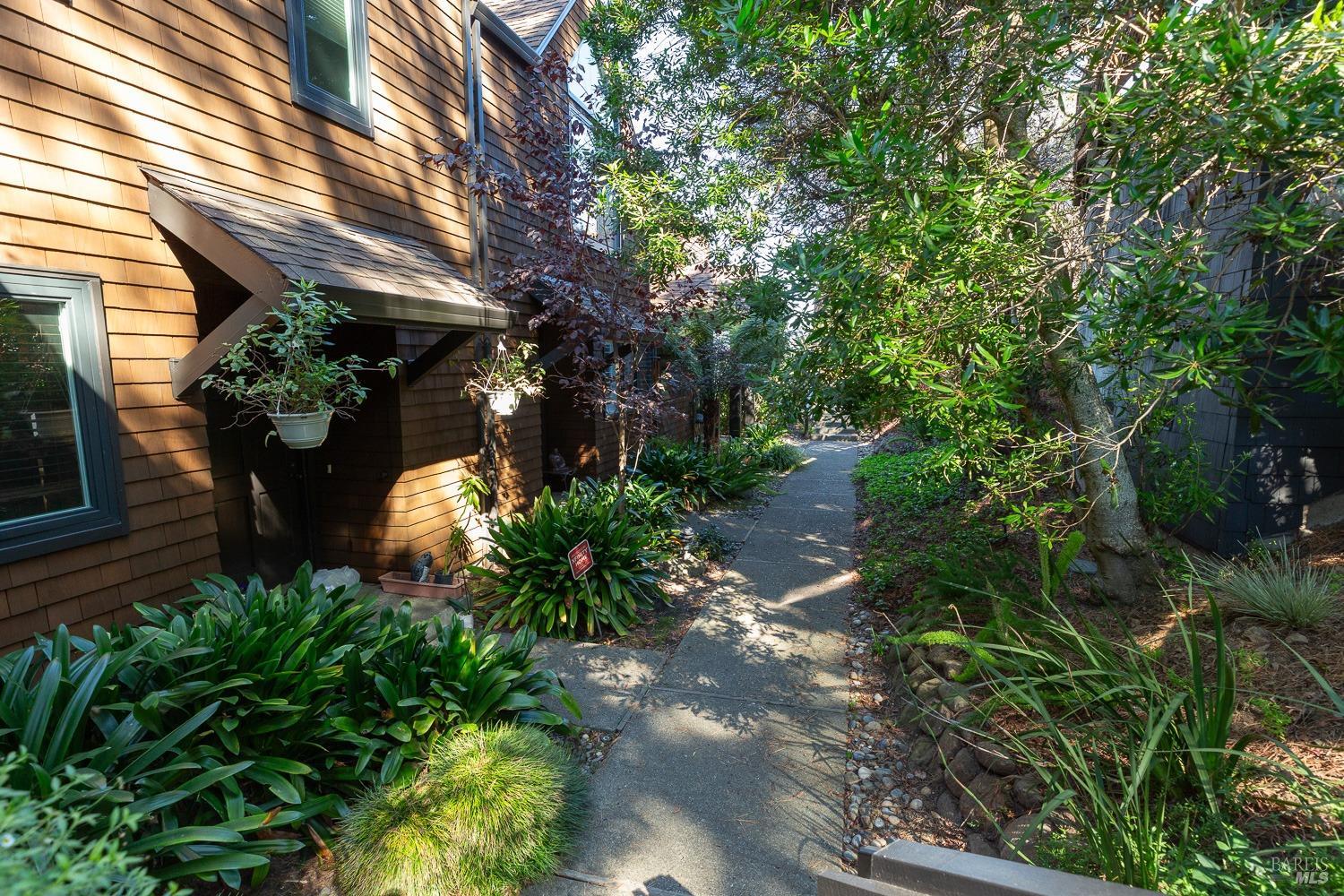 Detail Gallery Image 21 of 22 For 20 Ridgeview Ct, Sausalito,  CA 94965 - 2 Beds | 2/1 Baths