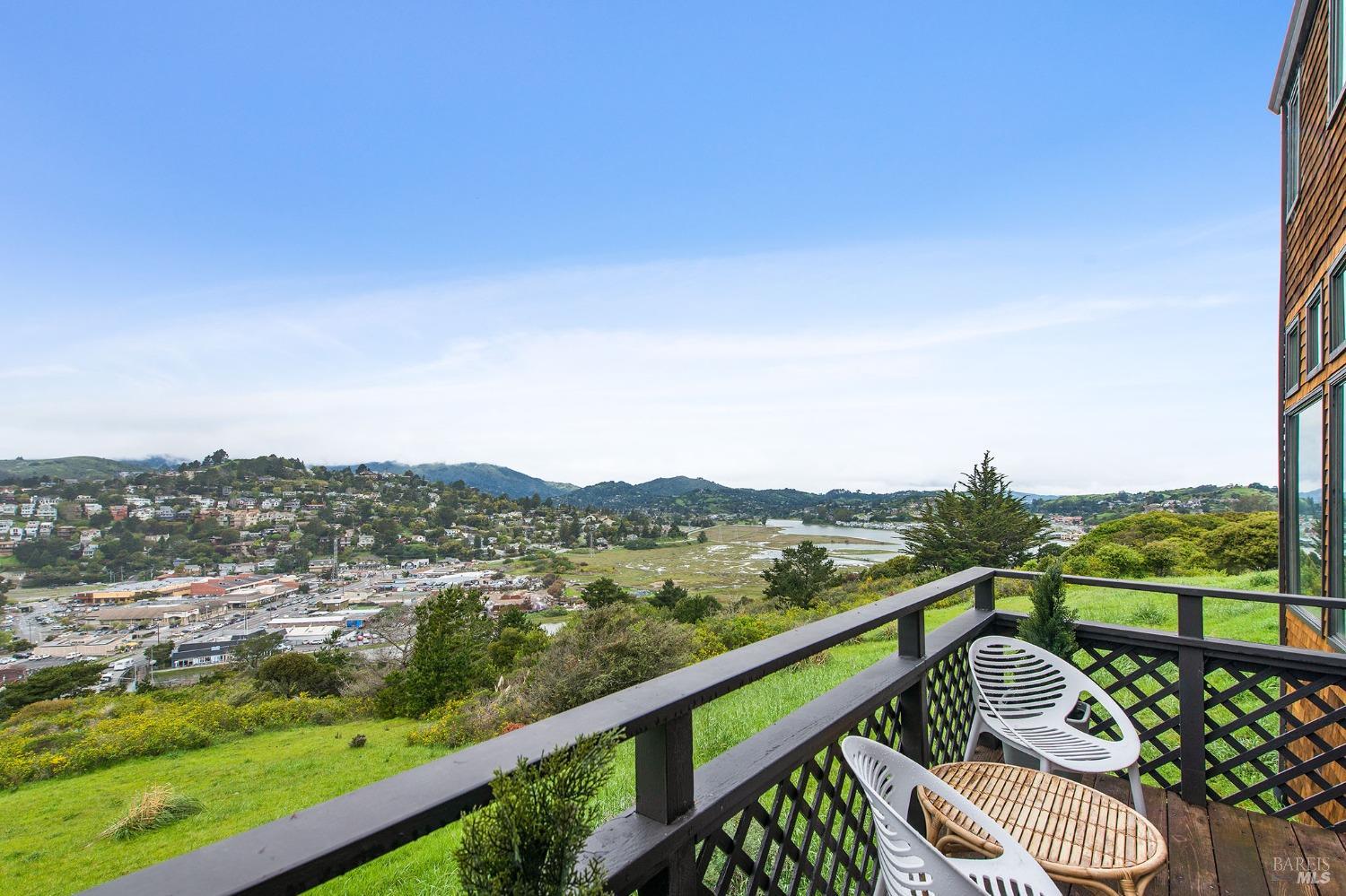 Detail Gallery Image 1 of 22 For 20 Ridgeview Ct, Sausalito,  CA 94965 - 2 Beds | 2/1 Baths