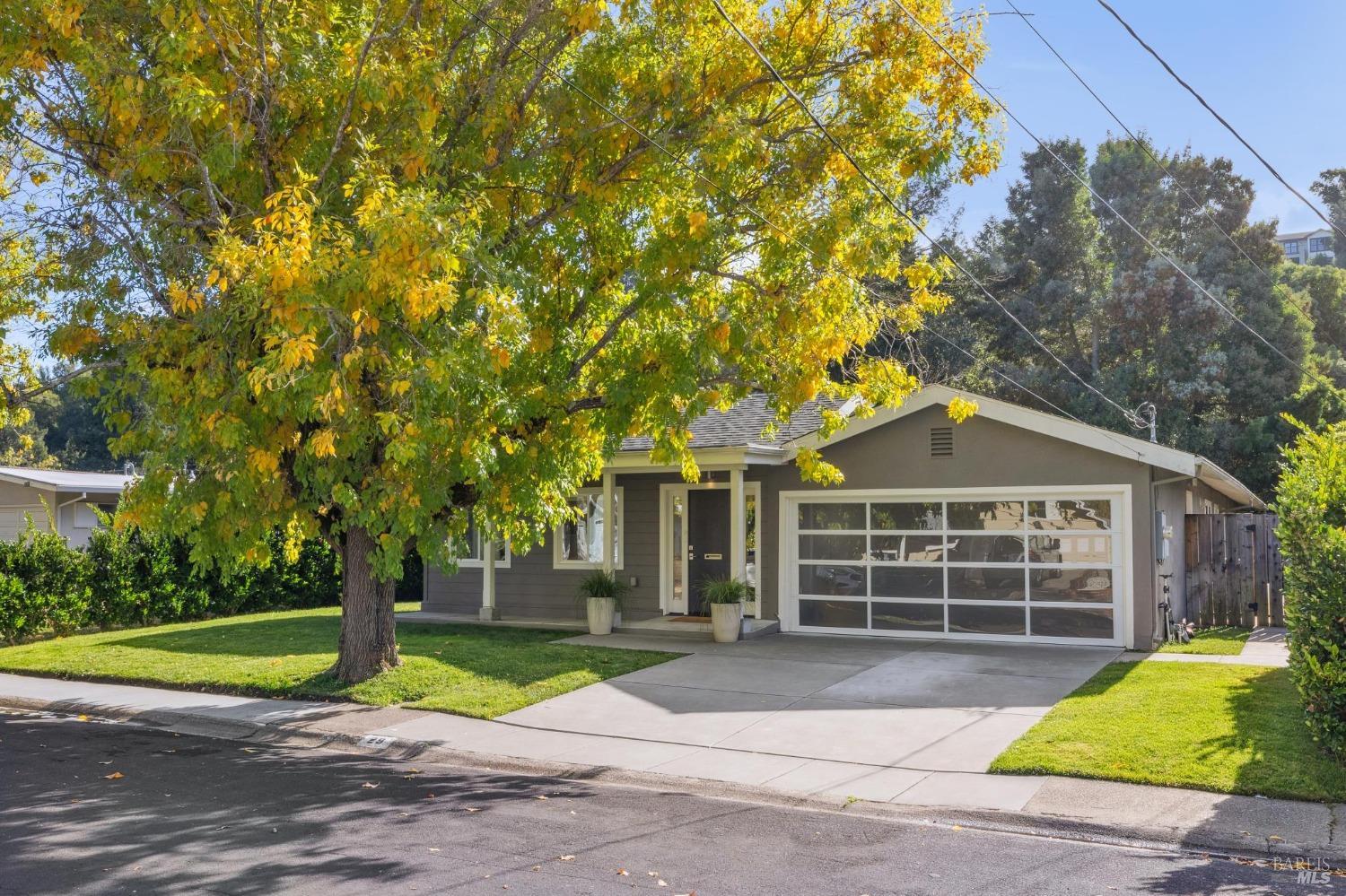 Detail Gallery Image 1 of 25 For 29 Dorset Ln, Mill Valley,  CA 94941 - 3 Beds | 2 Baths