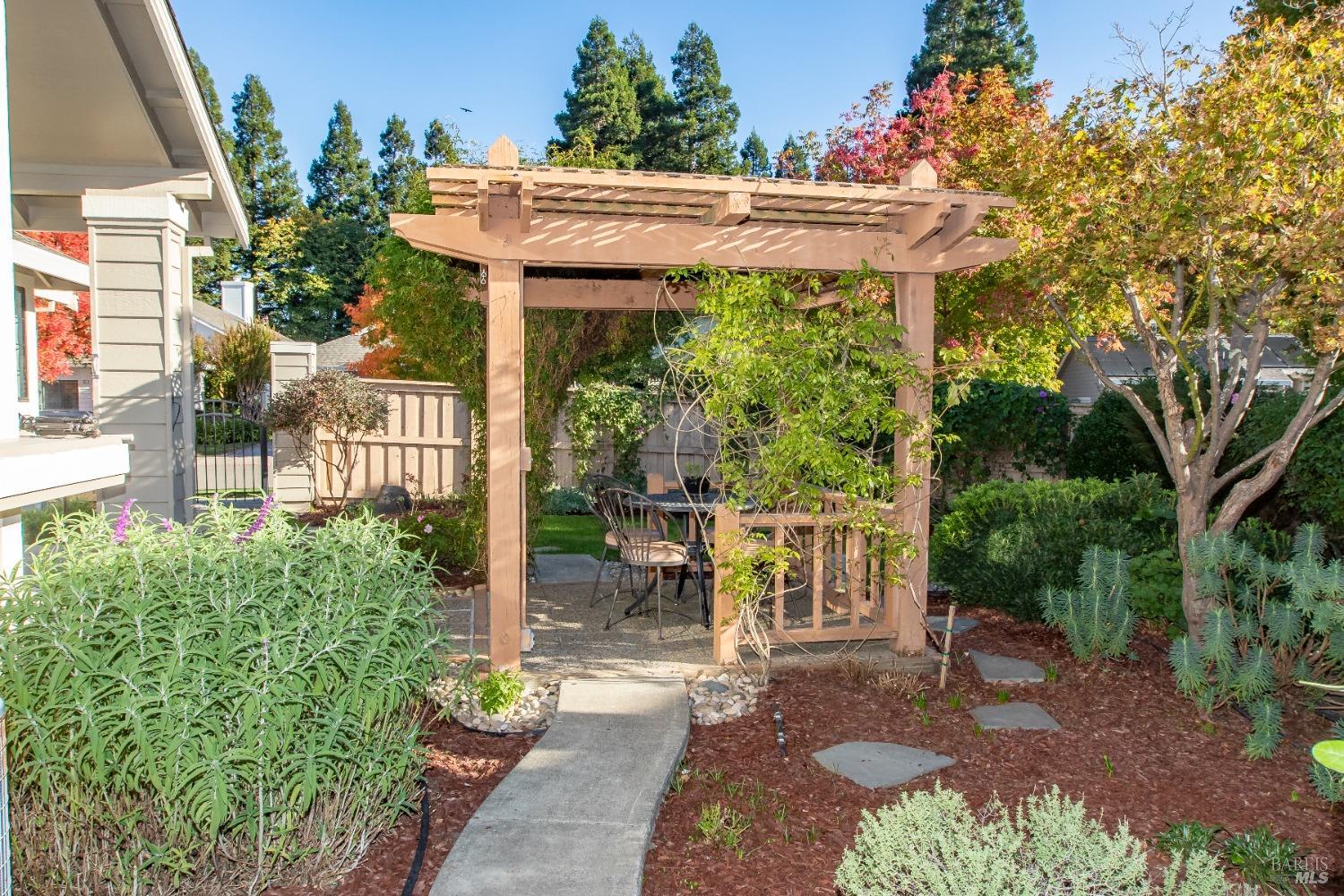 Detail Gallery Image 7 of 26 For 150 Saint James Dr, Sonoma,  CA 95476 - 2 Beds | 2 Baths