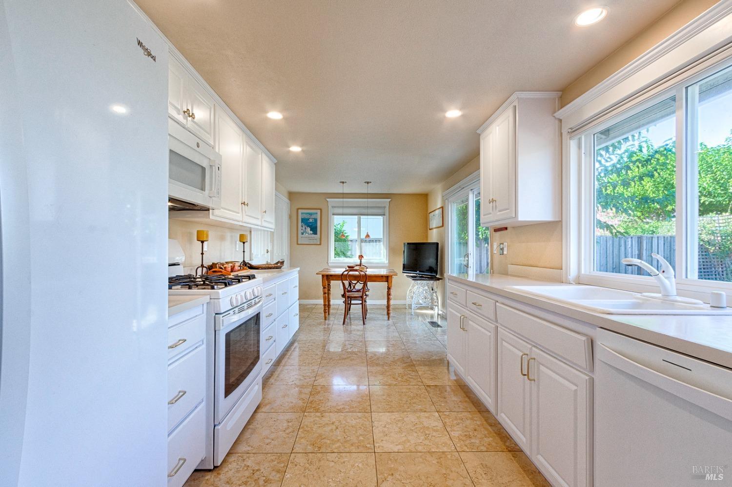 Detail Gallery Image 9 of 38 For 8916 Oakmont Dr, Santa Rosa,  CA 95409 - 2 Beds | 2 Baths