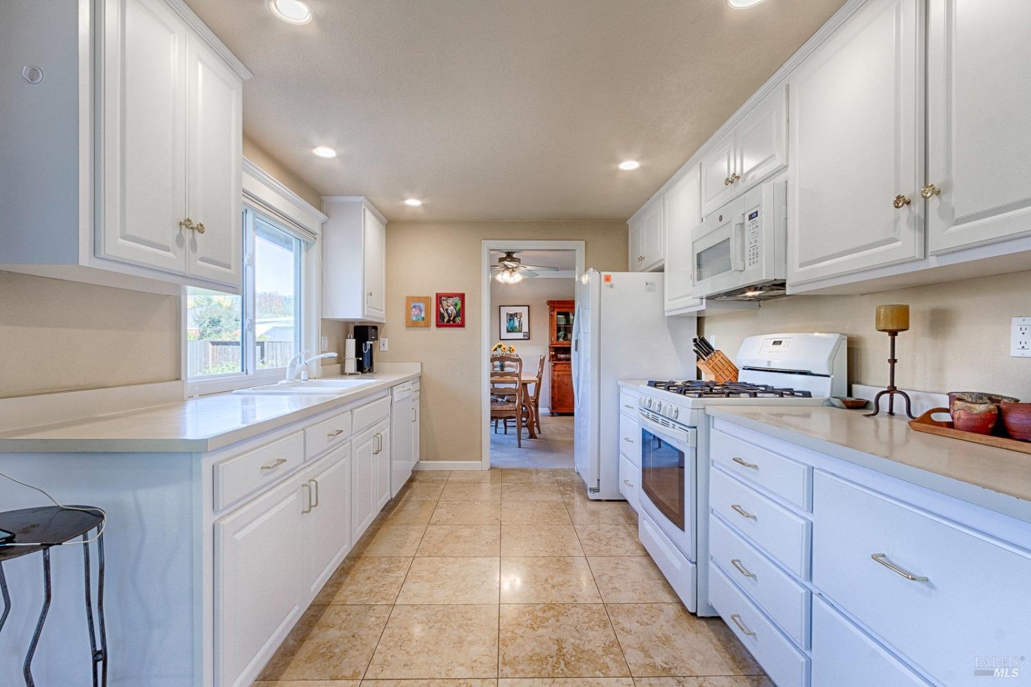 Detail Gallery Image 13 of 38 For 8916 Oakmont Dr, Santa Rosa,  CA 95409 - 2 Beds | 2 Baths