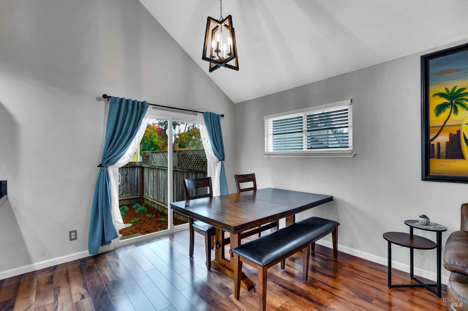 Detail Gallery Image 6 of 32 For 1469 E Capri Ave Ct, Petaluma,  CA 94954 - 3 Beds | 2 Baths