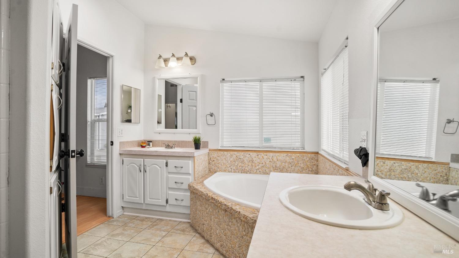 Detail Gallery Image 7 of 34 For 150 Segovia Dr, Fairfield,  CA 94533 - 4 Beds | 2 Baths