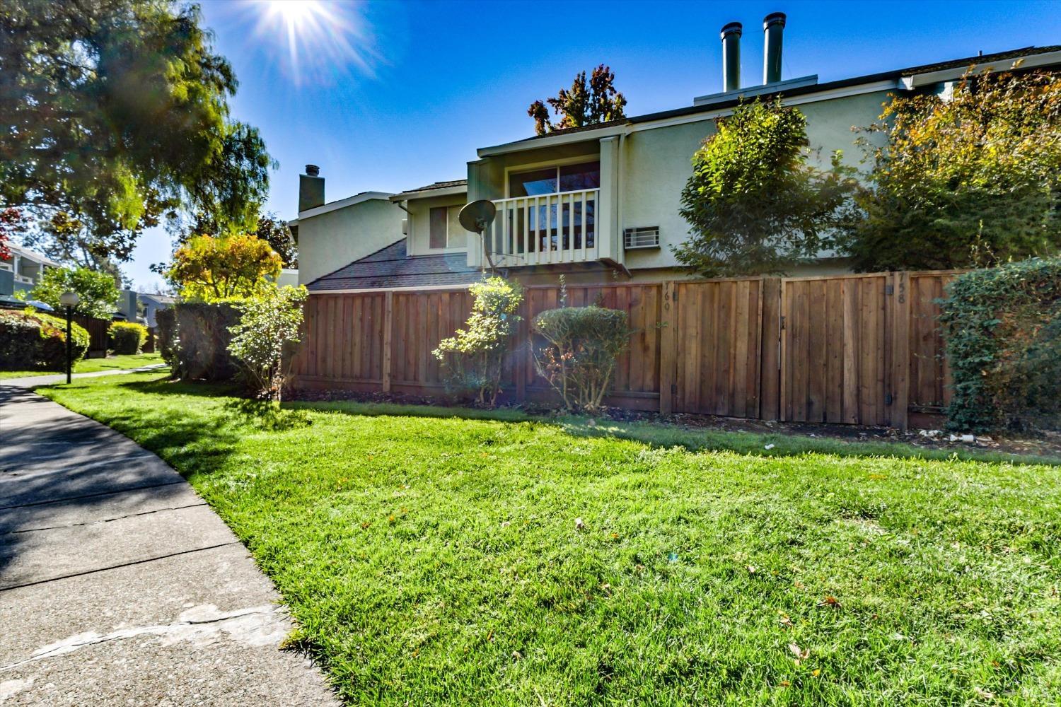 Detail Gallery Image 3 of 14 For 760 Racquet Club Cir, Rohnert Park,  CA 94928 - 2 Beds | 1/1 Baths