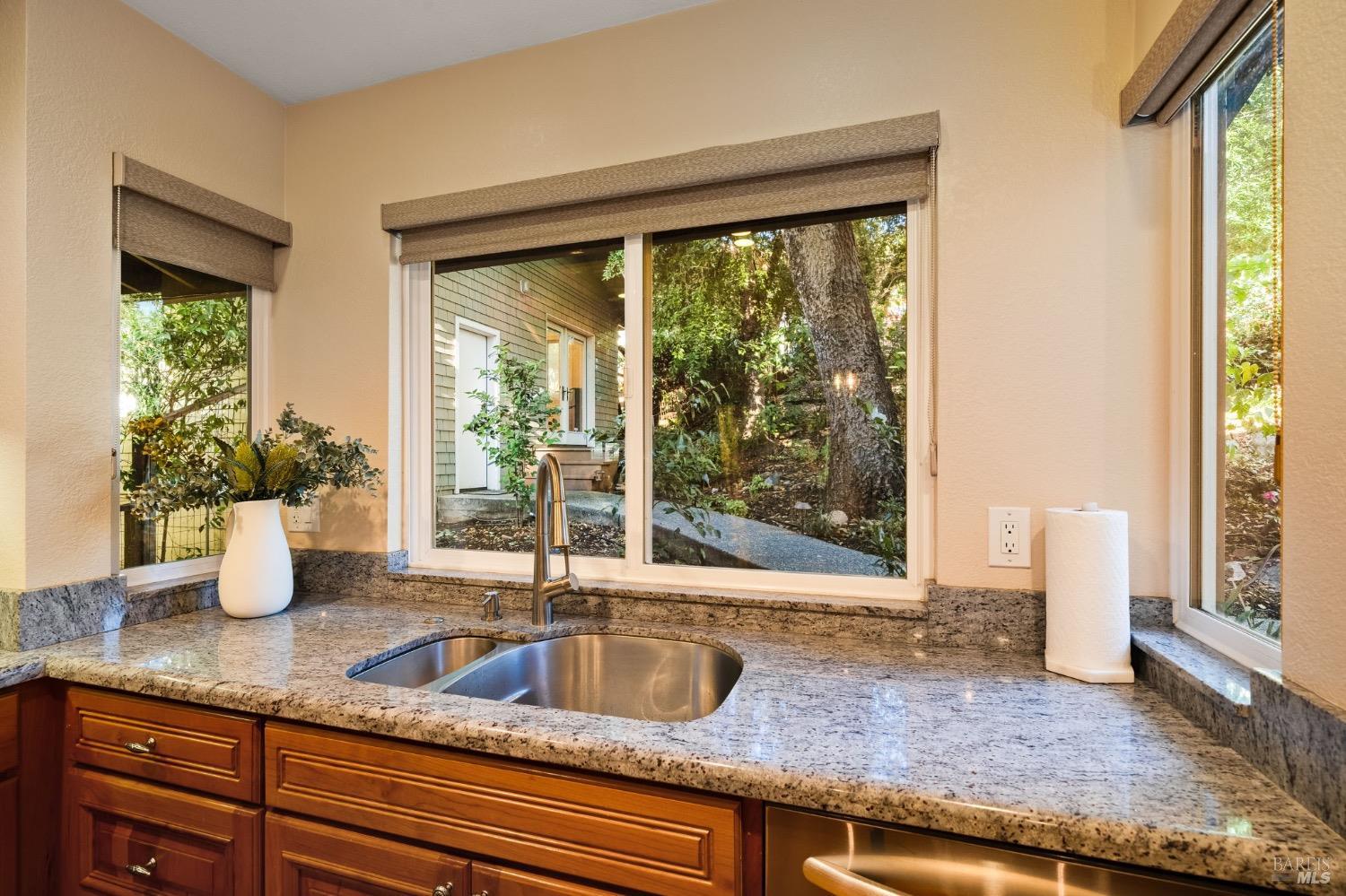 Detail Gallery Image 15 of 71 For 1549 E Foothill Dr, Santa Rosa,  CA 95404 - 4 Beds | 2/1 Baths