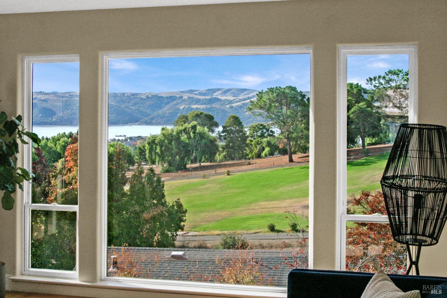 Detail Gallery Image 5 of 43 For 120 Mountview Ter, Benicia,  CA 94510 - 4 Beds | 3 Baths