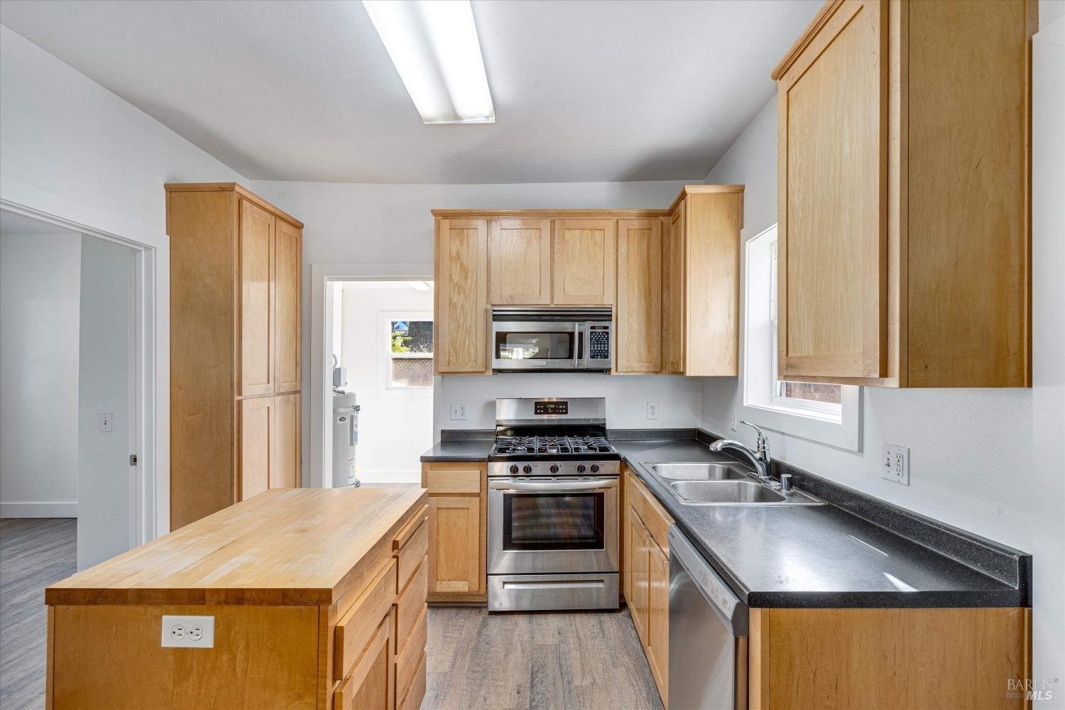 Detail Gallery Image 2 of 32 For 130 W 6th St, Santa Rosa,  CA 95401 - 2 Beds | 1 Baths