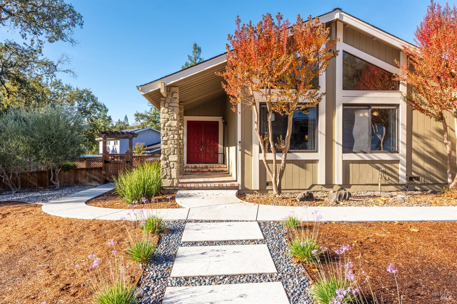 Detail Gallery Image 2 of 35 For 411 Poppy Hill Dr, Healdsburg,  CA 95448 - 3 Beds | 2 Baths