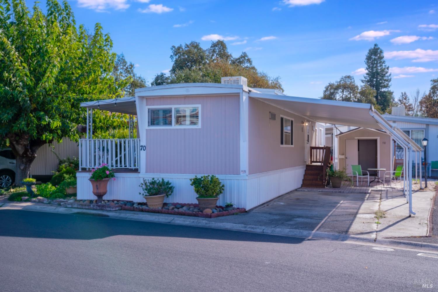 Detail Gallery Image 2 of 28 For 70 Colonial Park Dr, Santa Rosa,  CA 95403 - 2 Beds | 1/1 Baths