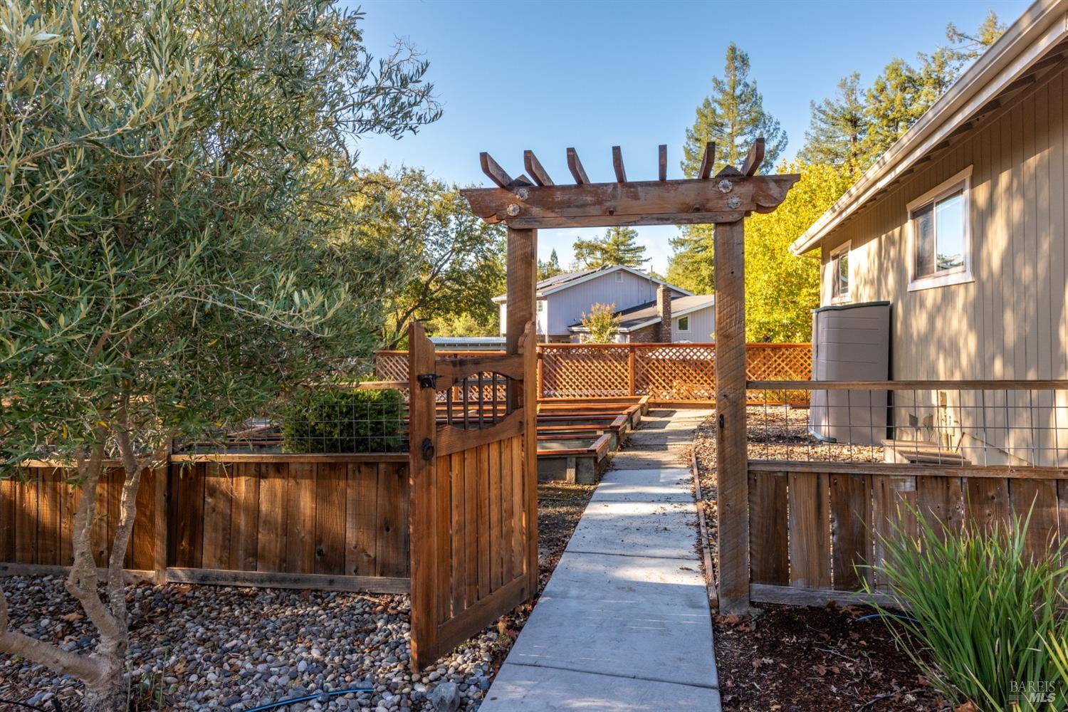 Detail Gallery Image 26 of 35 For 411 Poppy Hill Dr, Healdsburg,  CA 95448 - 3 Beds | 2 Baths