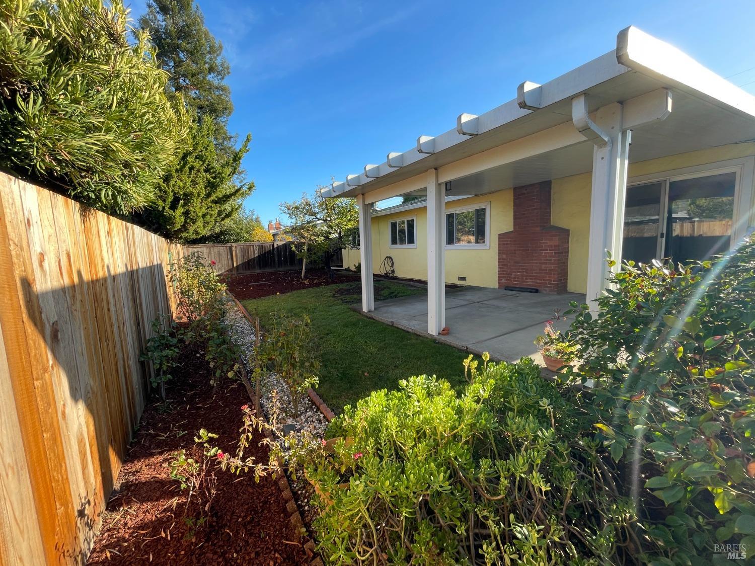 Detail Gallery Image 29 of 40 For 1421 Sierra Dr, Petaluma,  CA 94954 - 3 Beds | 2 Baths