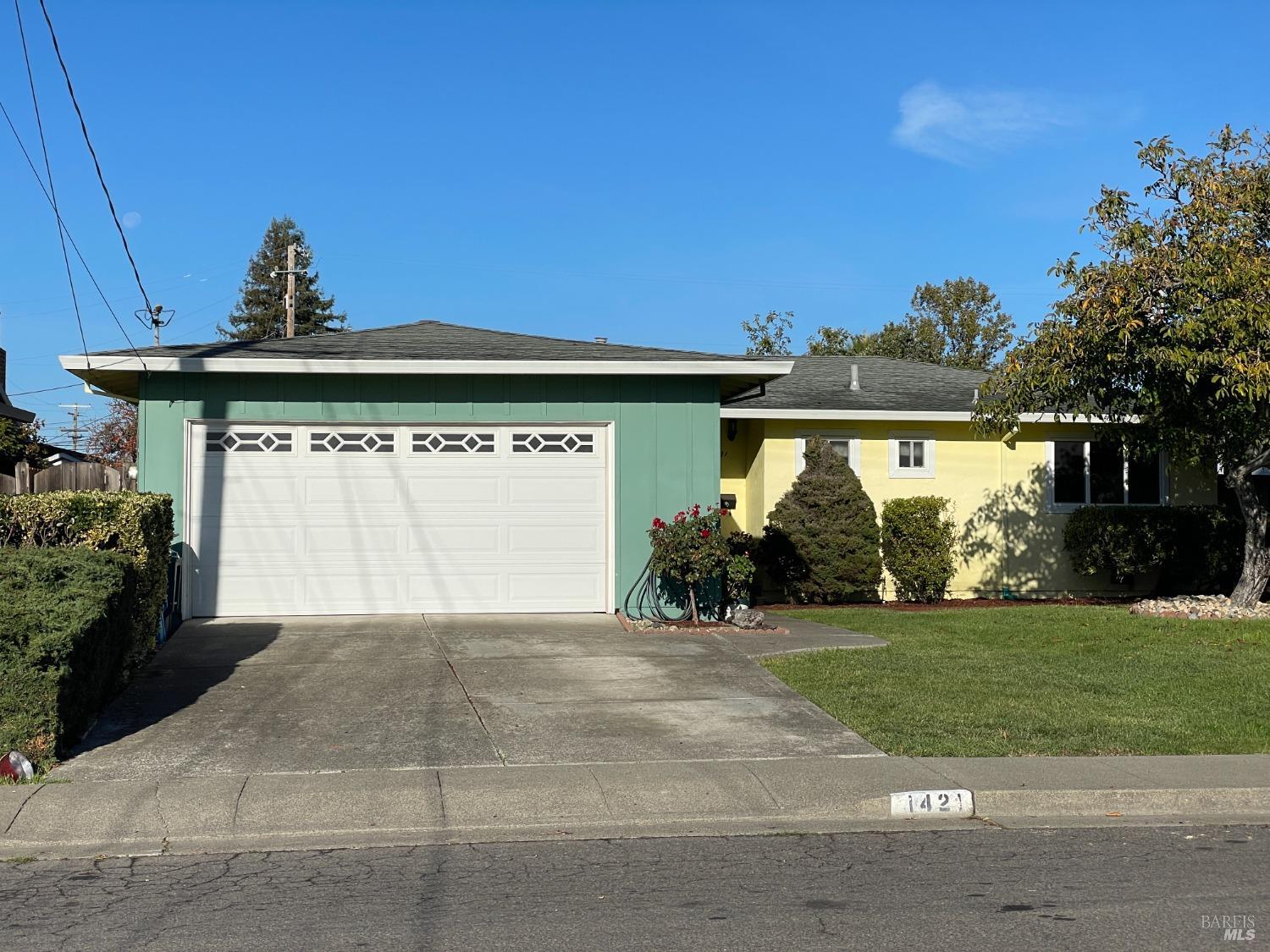 Detail Gallery Image 2 of 40 For 1421 Sierra Dr, Petaluma,  CA 94954 - 3 Beds | 2 Baths