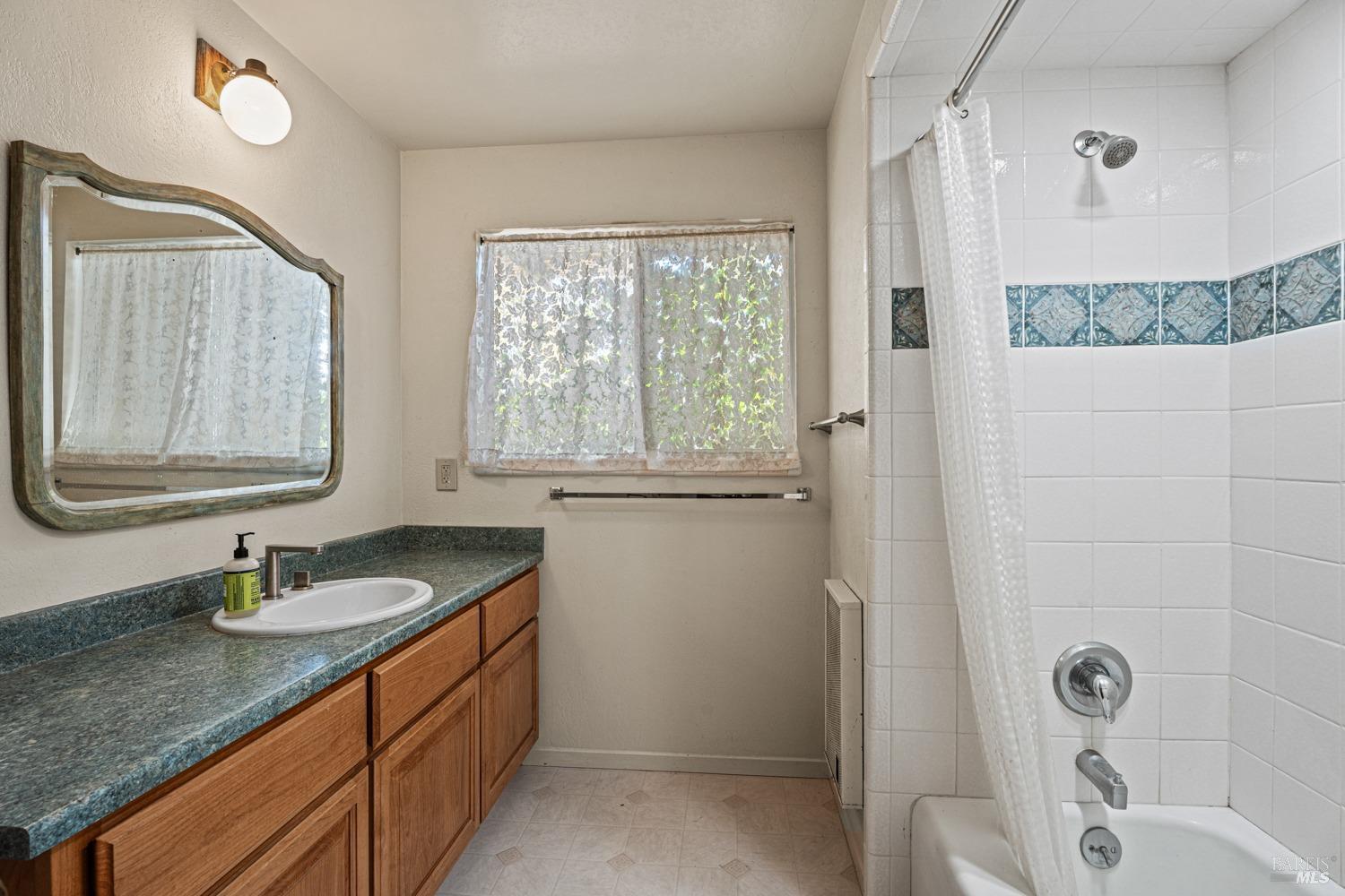 Detail Gallery Image 21 of 32 For 3003 Deerwood Dr, Ukiah,  CA 95482 - 3 Beds | 2/1 Baths