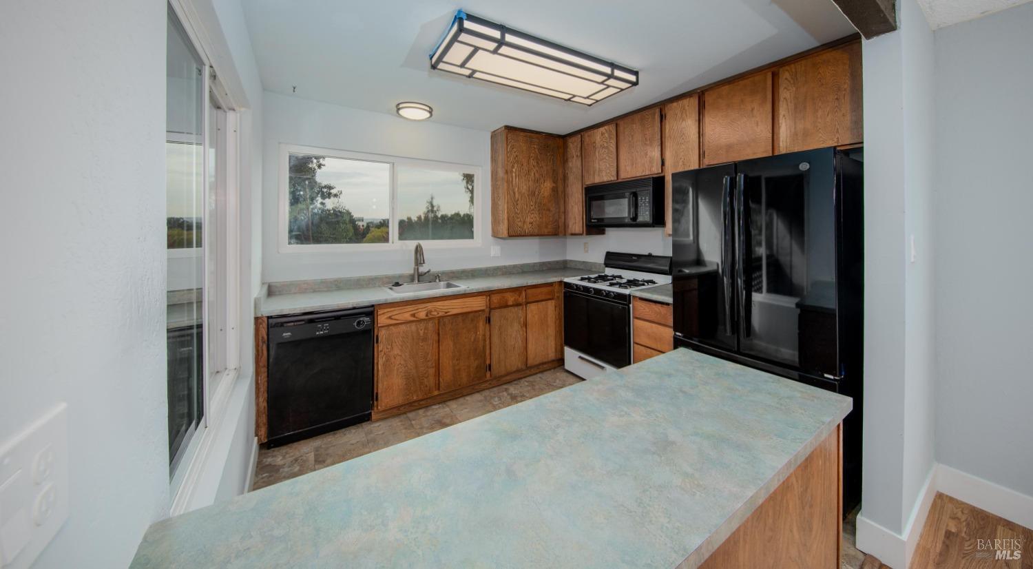 Detail Gallery Image 9 of 16 For 355 Parkview Ter #L12,  Vallejo,  CA 94589 - 2 Beds | 2 Baths