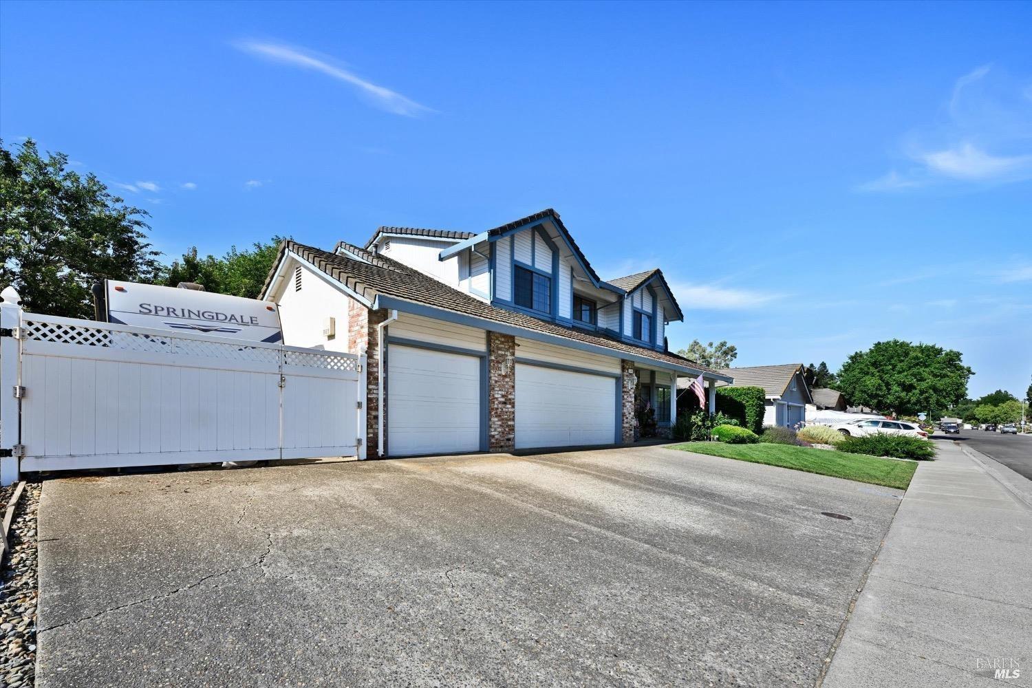 Detail Gallery Image 2 of 23 For 545 Fountain Way, Dixon,  CA 95620 - 3 Beds | 2/1 Baths