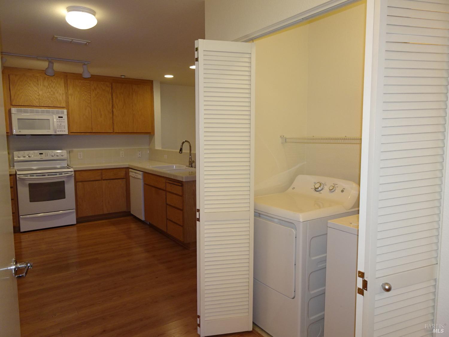 Detail Gallery Image 10 of 18 For 526 Entrada Dr #203,  Novato,  CA 94949 - 2 Beds | 1 Baths