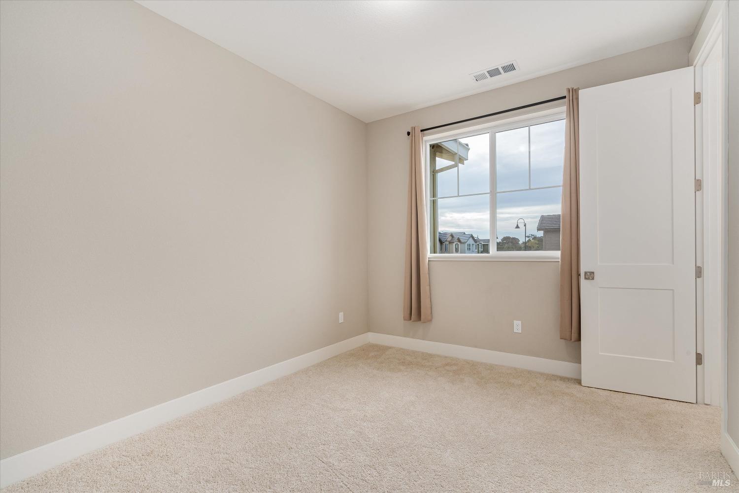 Detail Gallery Image 19 of 37 For 1588 Perennial Way, Fairfield,  CA 94533 - 3 Beds | 2/1 Baths