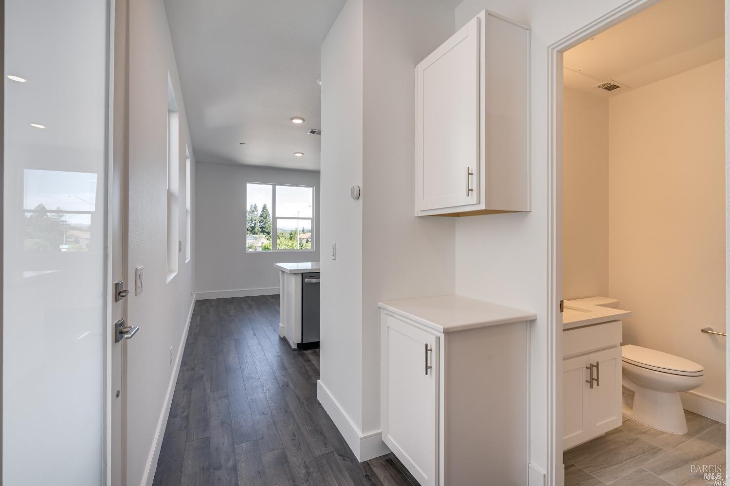 Detail Gallery Image 9 of 10 For 1687 Tecado Dr, Santa Rosa,  CA 95403 - 3 Beds | 2/1 Baths