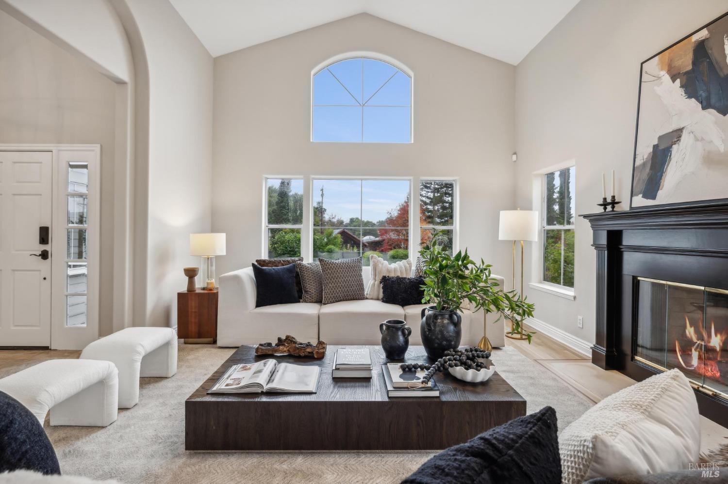 Detail Gallery Image 2 of 42 For 32 Oxford Dr, San Rafael,  CA 94903 - 4 Beds | 4 Baths