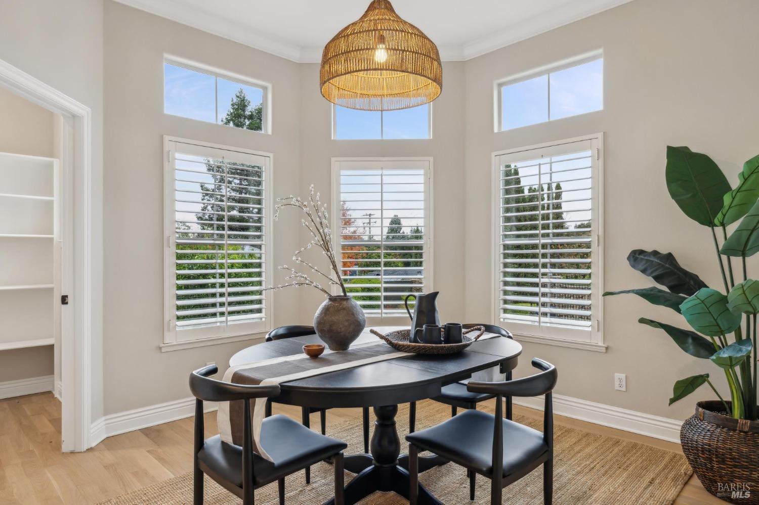 Detail Gallery Image 15 of 42 For 32 Oxford Dr, San Rafael,  CA 94903 - 4 Beds | 4 Baths