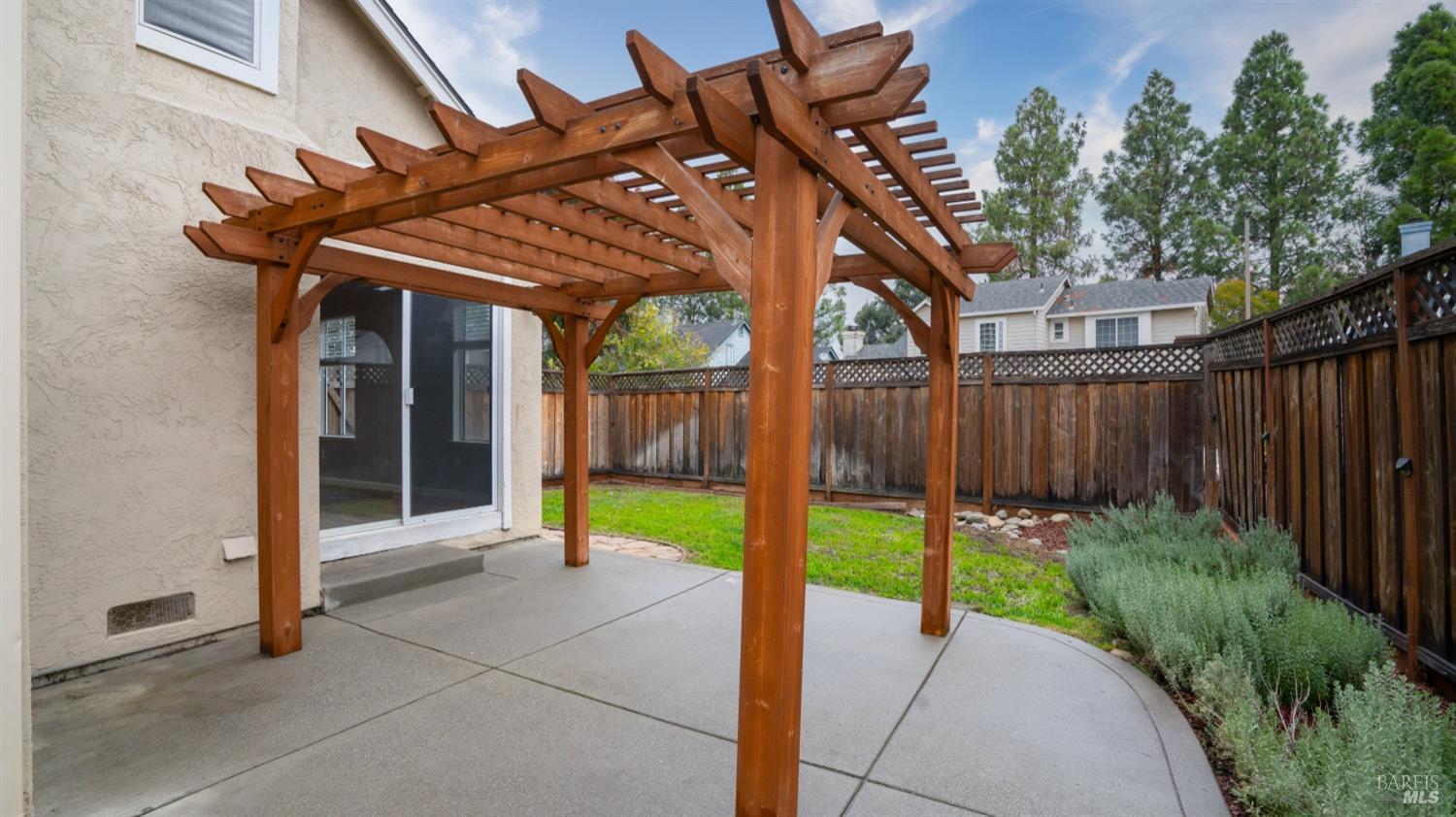 Detail Gallery Image 5 of 42 For 915 Beechwood Cir, Suisun City,  CA 94585 - 3 Beds | 2/1 Baths