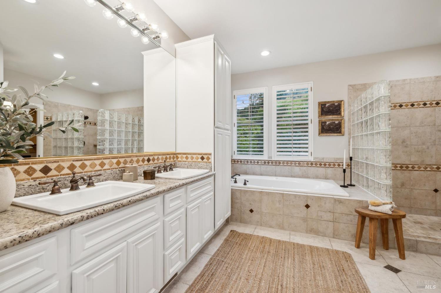 Detail Gallery Image 25 of 42 For 32 Oxford Dr, San Rafael,  CA 94903 - 4 Beds | 4 Baths