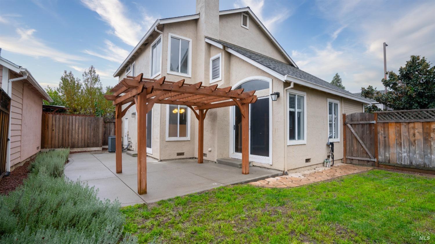 Detail Gallery Image 8 of 42 For 915 Beechwood Cir, Suisun City,  CA 94585 - 3 Beds | 2/1 Baths