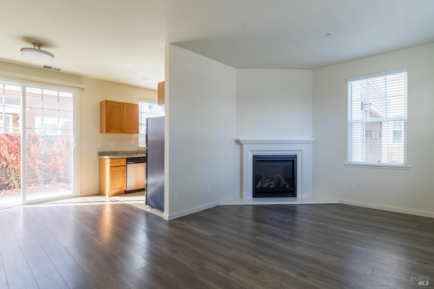 Detail Gallery Image 5 of 27 For 701 Wood Sorrel Dr, Petaluma,  CA 94954 - 3 Beds | 2/1 Baths