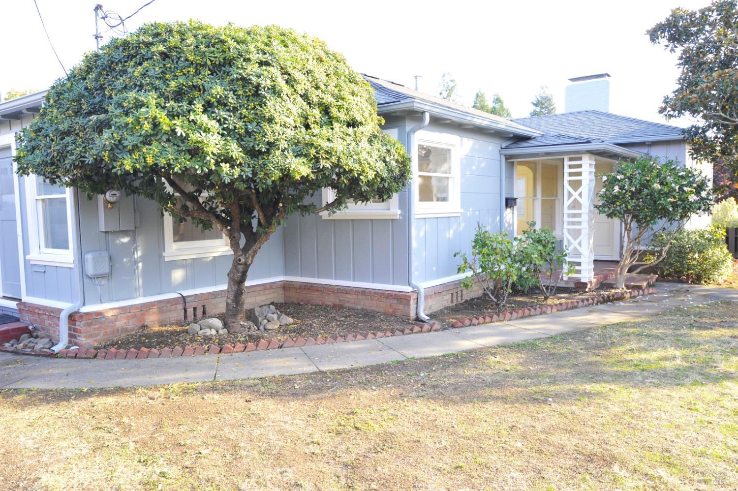 Detail Gallery Image 2 of 3 For 334 Second St, Healdsburg,  CA 95448 - 2 Beds | 1/1 Baths