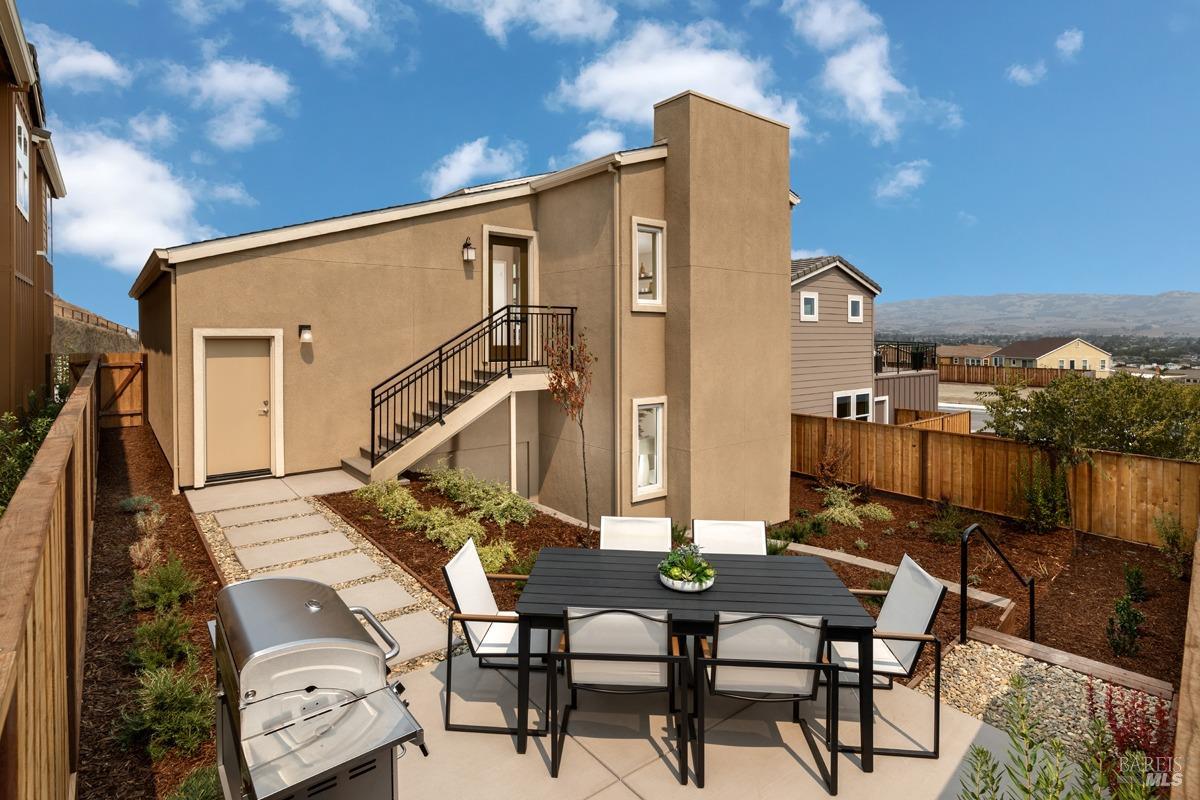 Detail Gallery Image 6 of 6 For 3 Topaz Ct, Petaluma,  CA 94952 - 3 Beds | 3 Baths