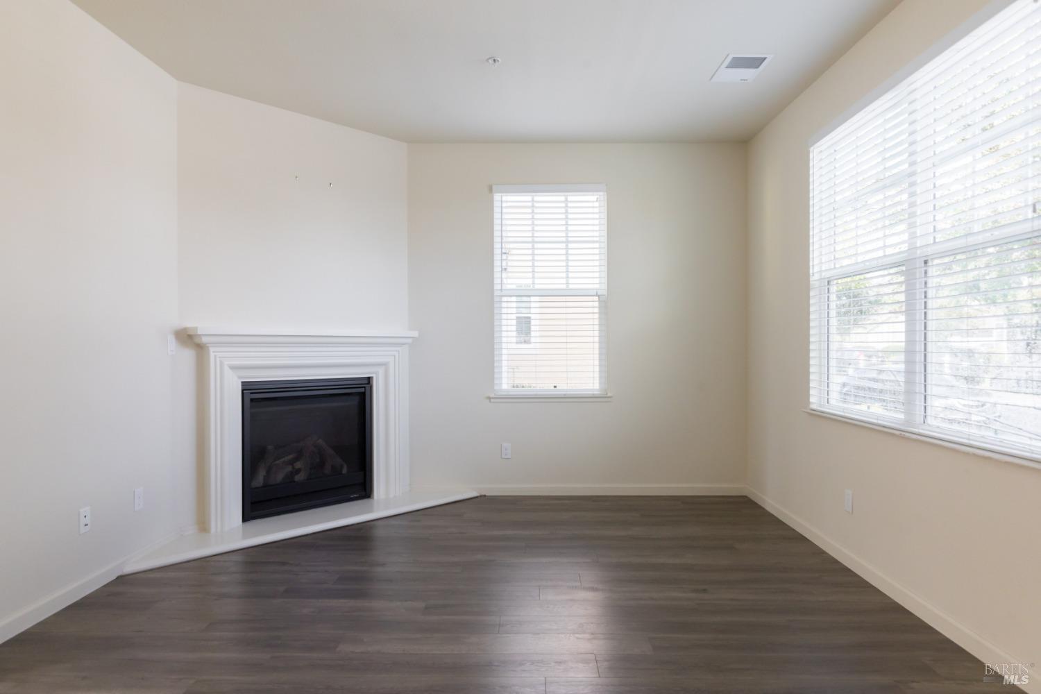 Detail Gallery Image 8 of 27 For 701 Wood Sorrel Dr, Petaluma,  CA 94954 - 3 Beds | 2/1 Baths