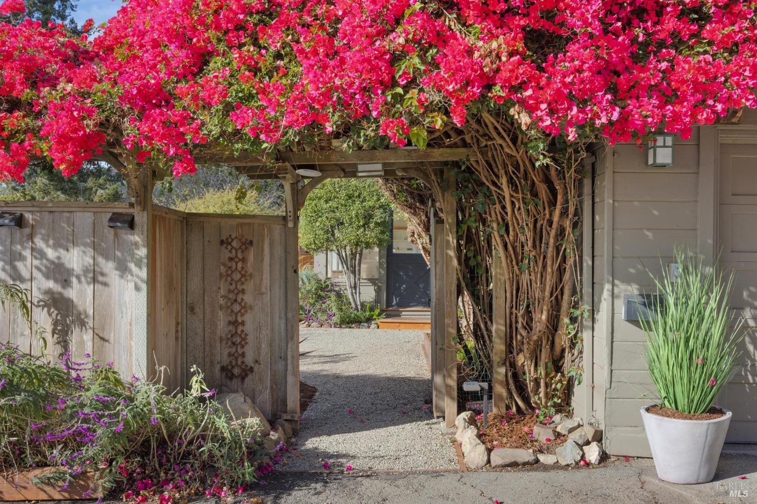 Detail Gallery Image 5 of 67 For 7500 Panoramic Hwy, Stinson Beach,  CA 94970 - 3 Beds | 2 Baths