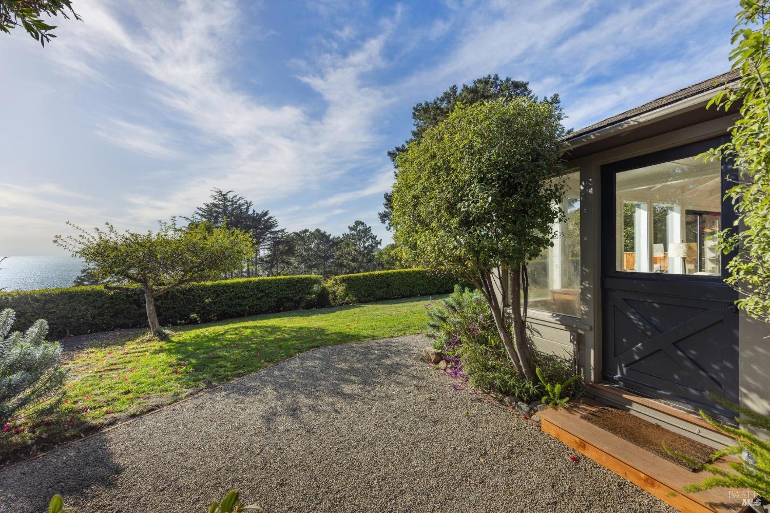 Detail Gallery Image 8 of 67 For 7500 Panoramic Hwy, Stinson Beach,  CA 94970 - 3 Beds | 2 Baths