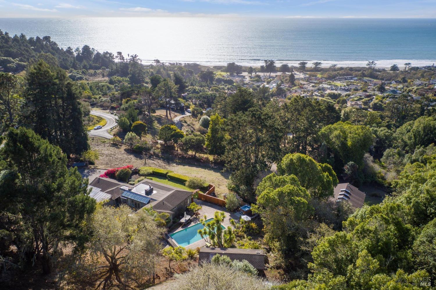 Detail Gallery Image 2 of 67 For 7500 Panoramic Hwy, Stinson Beach,  CA 94970 - 3 Beds | 2 Baths