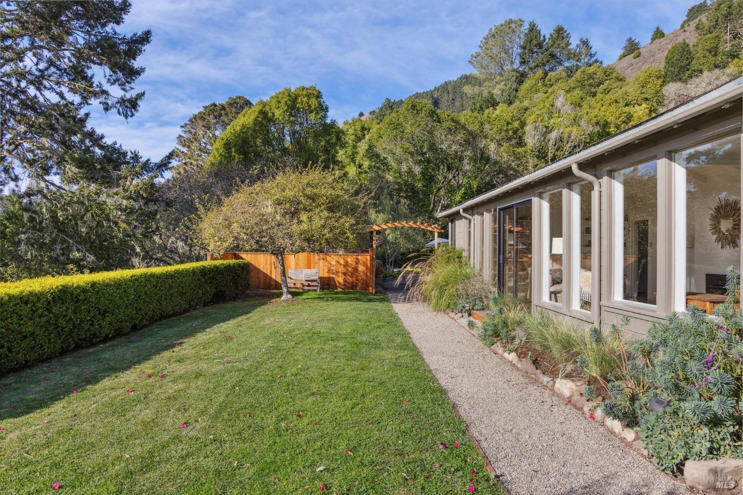 Detail Gallery Image 7 of 67 For 7500 Panoramic Hwy, Stinson Beach,  CA 94970 - 3 Beds | 2 Baths