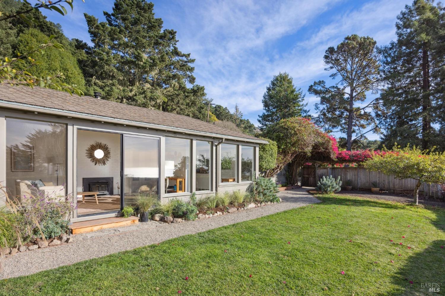 Detail Gallery Image 6 of 67 For 7500 Panoramic Hwy, Stinson Beach,  CA 94970 - 3 Beds | 2 Baths