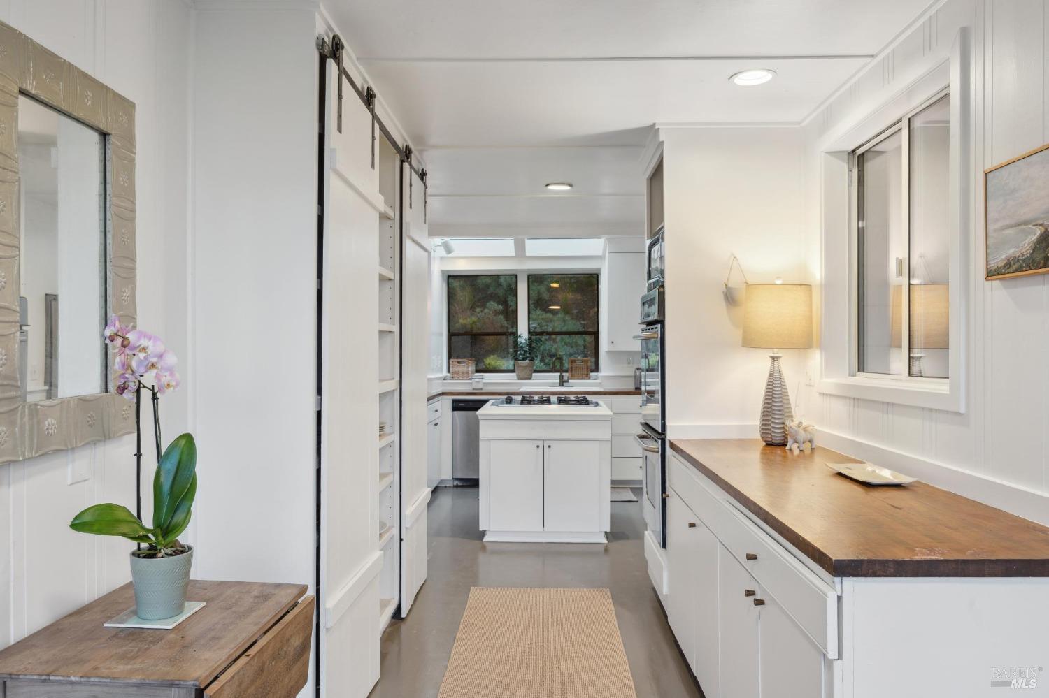 Detail Gallery Image 14 of 67 For 7500 Panoramic Hwy, Stinson Beach,  CA 94970 - 3 Beds | 2 Baths