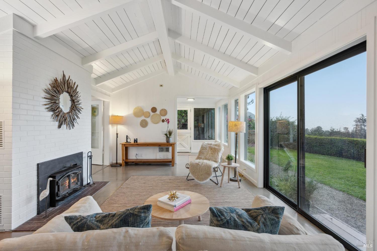 Detail Gallery Image 12 of 67 For 7500 Panoramic Hwy, Stinson Beach,  CA 94970 - 3 Beds | 2 Baths