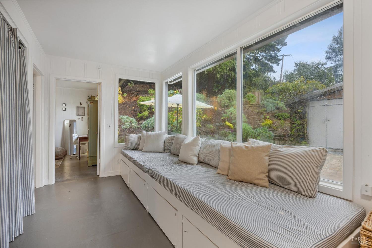 Detail Gallery Image 27 of 67 For 7500 Panoramic Hwy, Stinson Beach,  CA 94970 - 3 Beds | 2 Baths