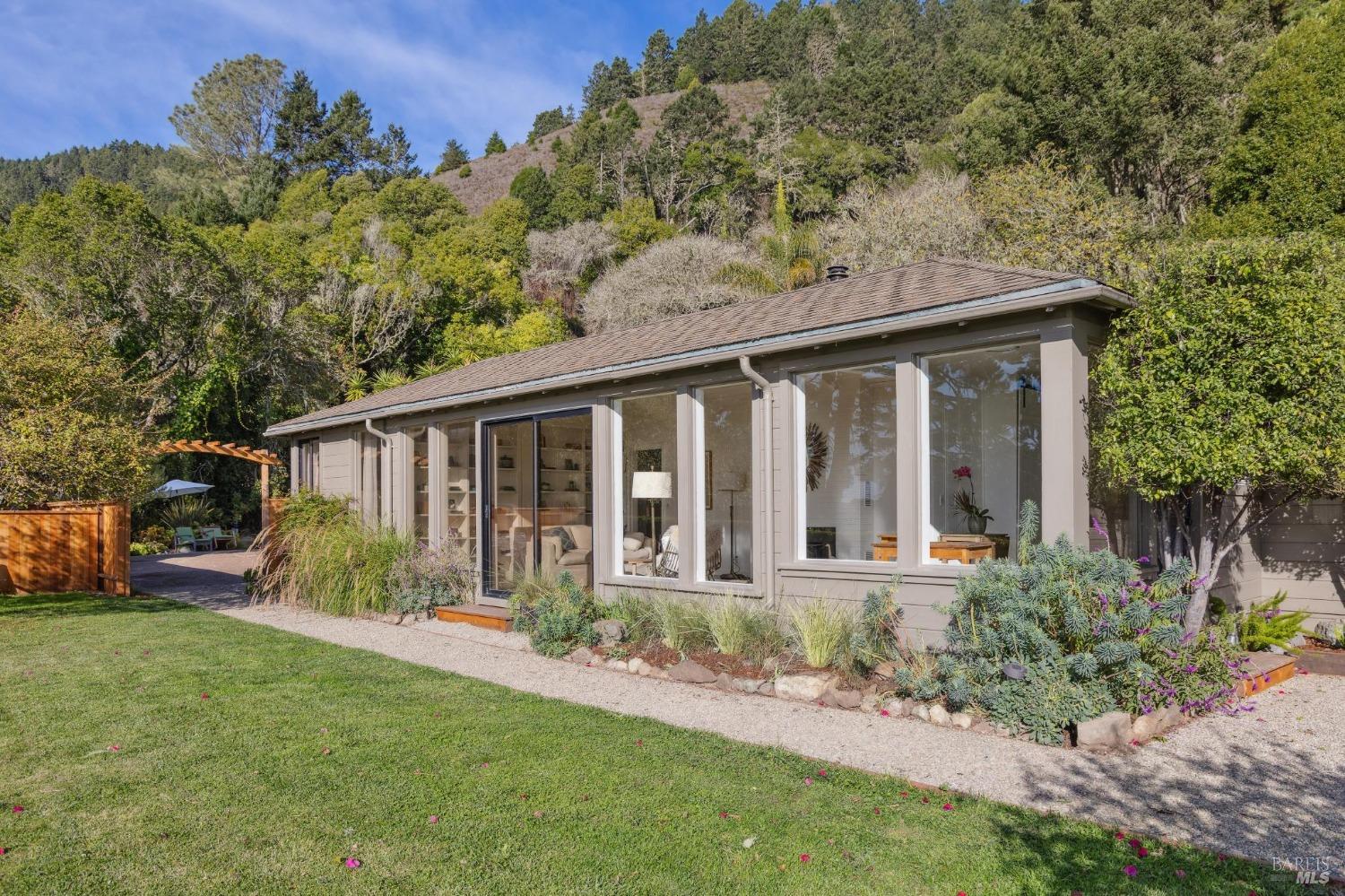 Detail Gallery Image 4 of 67 For 7500 Panoramic Hwy, Stinson Beach,  CA 94970 - 3 Beds | 2 Baths