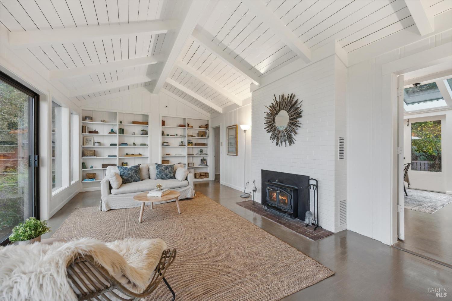 Detail Gallery Image 10 of 67 For 7500 Panoramic Hwy, Stinson Beach,  CA 94970 - 3 Beds | 2 Baths